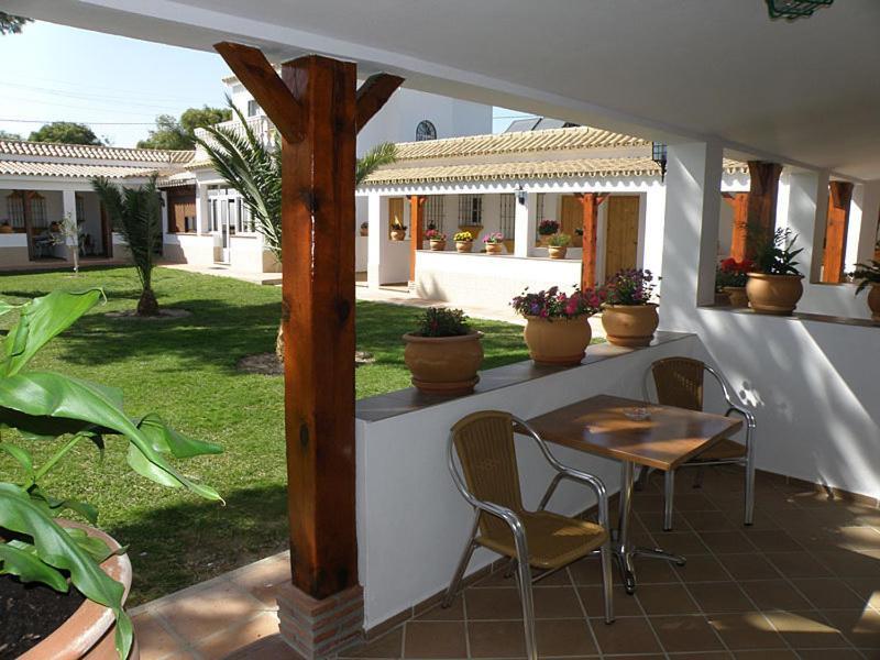 Hostal Las Acacias Los Canos De Meca Esterno foto